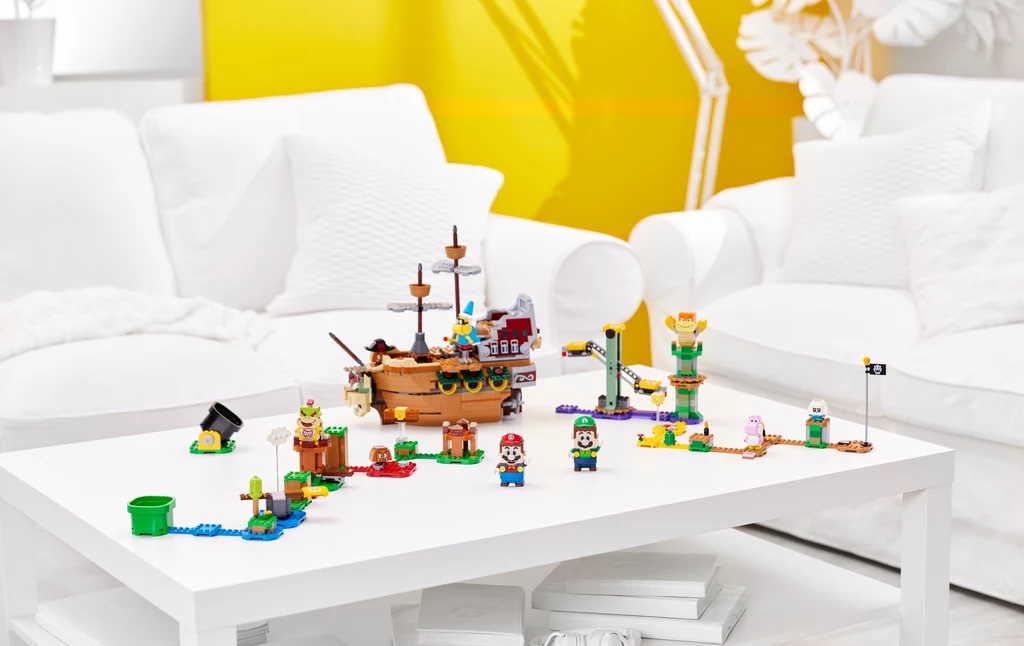 "Dzięki dzisiejszej zapowiedzi nie tylko ożywimy na nowe interaktywne sposoby klocki LEGO Mario i LEGO Luigi, ich przyjaciół i wrogów, ale także z radością poszerzymy możliwości zabawy w świecie LEGO Super Mario o jeszcze więcej nowych zestawów i postaci. Mamy nadzieję, że to zachwyci fanów" – dodaje. "Dzięki dzisiejszej zapowiedzi nie tylko ożywimy na nowe interaktywne sposoby klocki LEGO Mario i LEGO Luigi, ich przyjaciół i wrogów, ale także z radością poszerzymy możliwości zabawy w świecie LEGO Super Mario o jeszcze więcej nowych zestawów i postaci. Mamy nadzieję, że to zachwyci fanów" – dodaje.