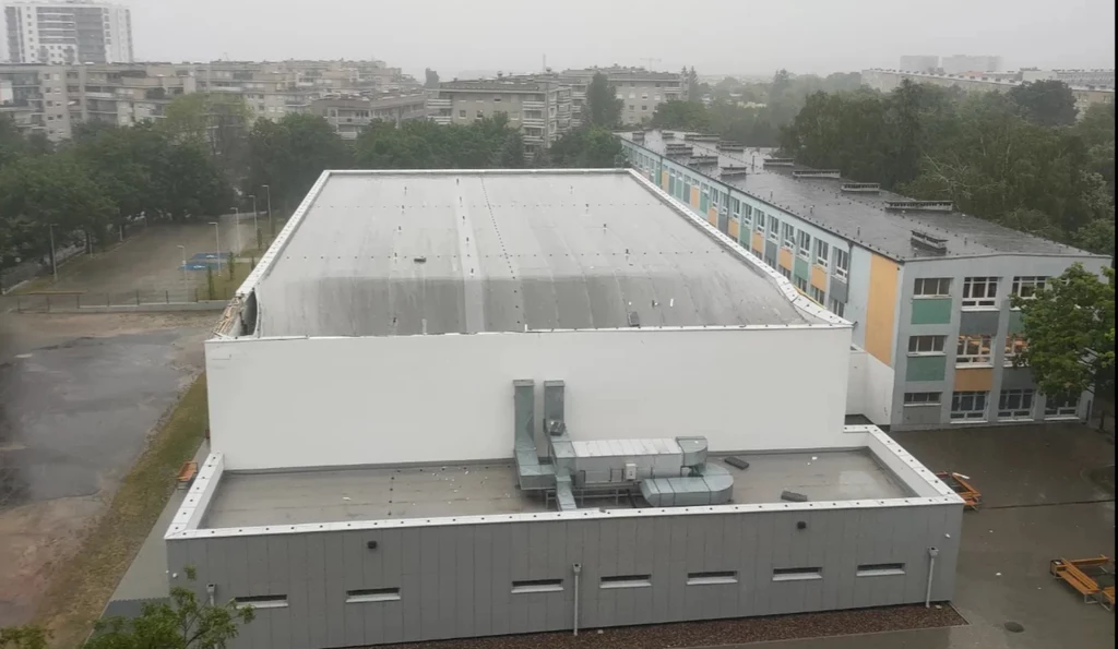 Zawalił się dach hali sportowej na os. Pod Lipami Zawalił się dach hali sportowej na os. Pod Lipami