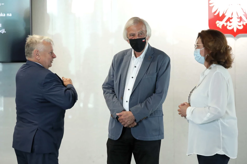 Wicemarszałek Sejmu Ryszard Terlecki (C), wicemarszałek Sejmu Małgorzata Kidawa-Błońska (P) i wicemarszałek Senatu Bogdan Borusewicz (L) podczas uroczystości nadania imienia Olgi Krzyżanowskiej sali nr 412 w budynku „U” Kancelarii Sejmu Wicemarszałek Sejmu Ryszard Terlecki (C), wicemarszałek Sejmu Małgorzata Kidawa-Błońska (P) i wicemarszałek Senatu Bogdan Borusewicz (L) podczas uroczystości nadania imienia Olgi Krzyżanowskiej sali nr 412 w budynku „U” Kancelarii Sejmu