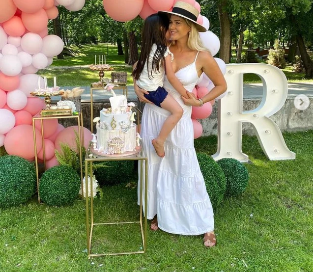 Zosia Ślotała zorganizowała córce wystawne przyjęcie! https://www.instagram.com/miss_zi/ Zosia Ślotała zorganizowała córce wystawne przyjęcie! https://www.instagram.com/miss_zi/