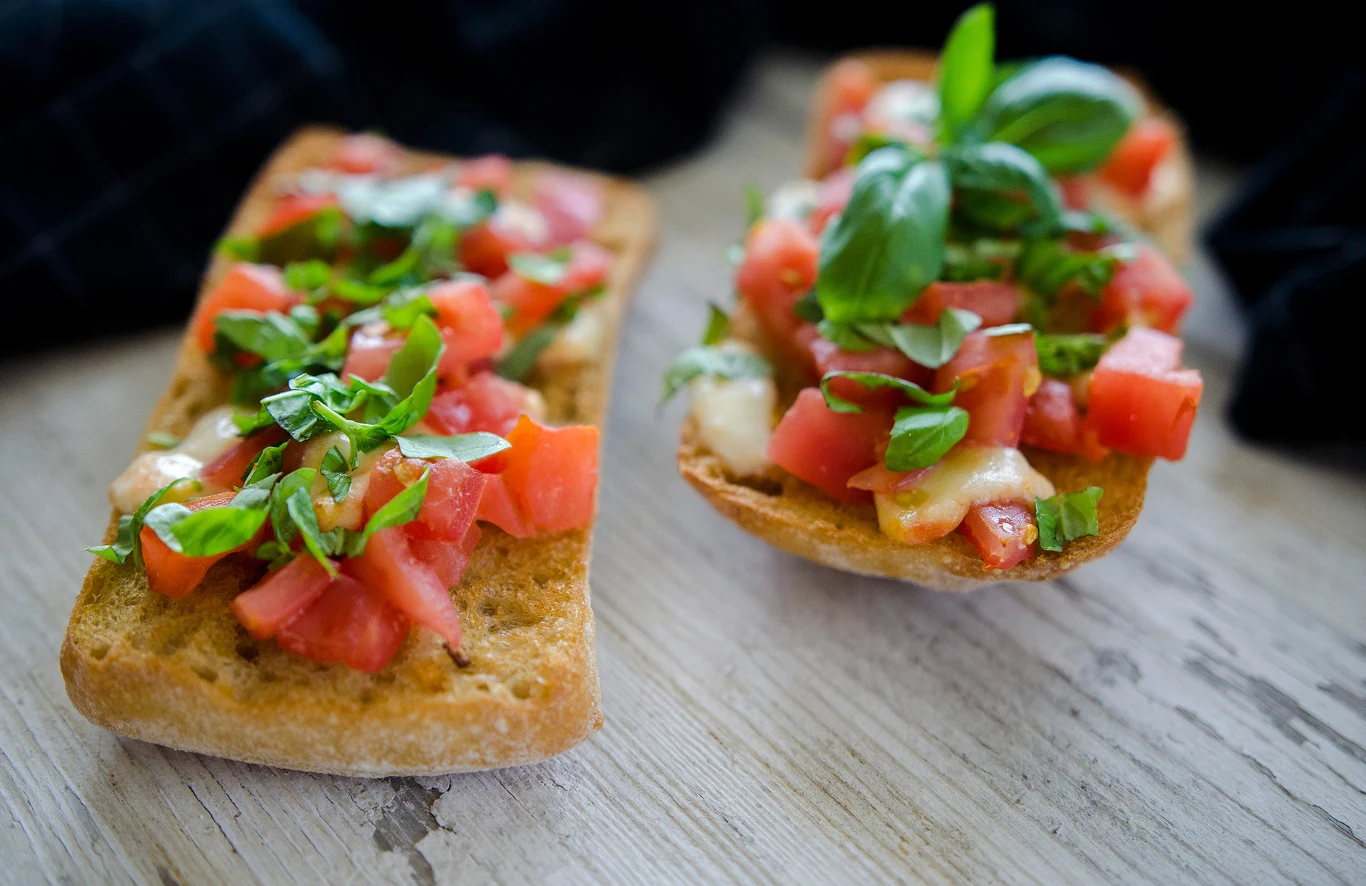 Bruschetta z pomidorami i mozzarellą to pyszna przekąska we włoskim stylu Bruschetta z pomidorami i mozzarellą to pyszna przekąska we włoskim stylu