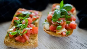 Bruschetta z pomidorami i mozzarellą