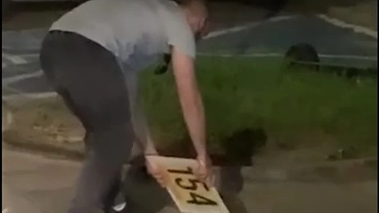 Kierowca pomógł jeżowi przejść przez jezdnie Kierowca pomógł jeżowi przejść przez jezdnie