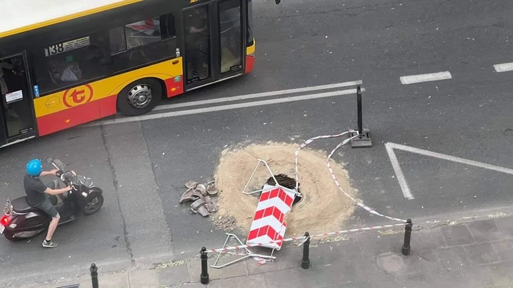 Na ulicy Madalińskiego pojawiła się dziura. "Komuś może stać się krzywda" Na ulicy Madalińskiego pojawiła się dziura. "Komuś może stać się krzywda"
