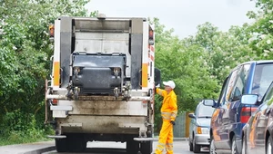 Ile zarabia kierowca śmieciarki? Brudna robota potrafi się opłacać