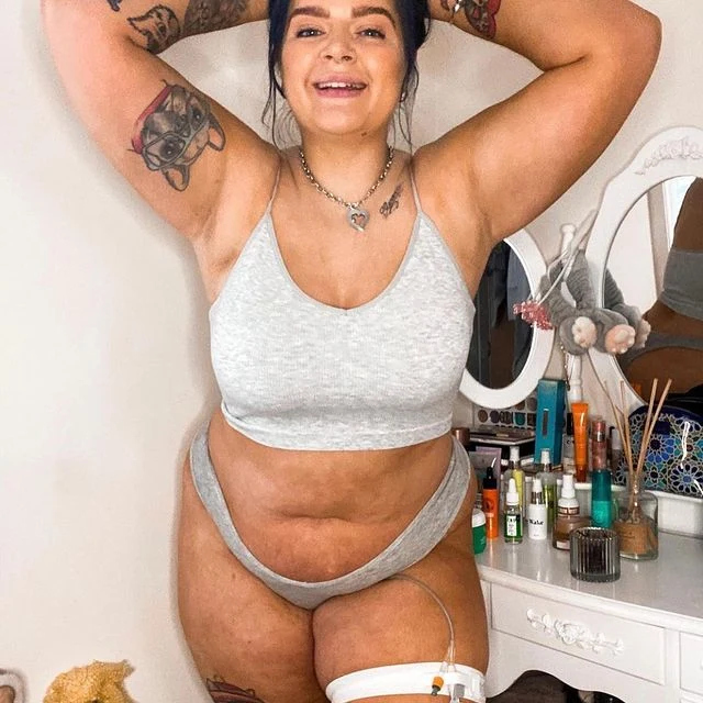 Ashley Graham podkreśliła w swoim poście, że czas przestać się wstydzić swojego ciała. "Na zewnątrz jest gorąco i ty też jesteś gorąca" - napisała.