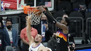 Ivica Zubac (z lewej) nie zdołał uchronić swojego zespołu przed porażką. Deandre Ayton w ostatniej sekundzie dał Suns wygraną