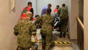 Żołnierze WOT przenoszą pacjentów