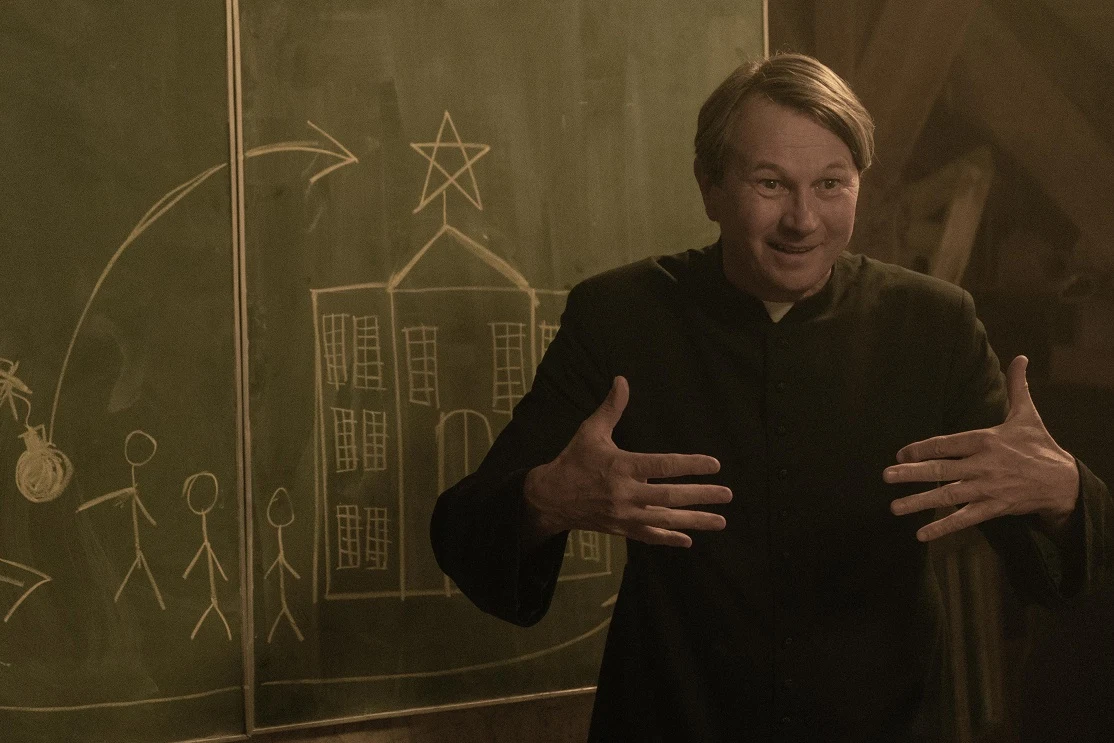 "Kryptonim Polska" to debiut reżyserski Piotra Kumika, współtwórcy "SNL Polska" i reżysera serialu "Mamy to!". Za produkcję odpowiada Orphan Studio, założone przez koproducentów megahitu "Kler".