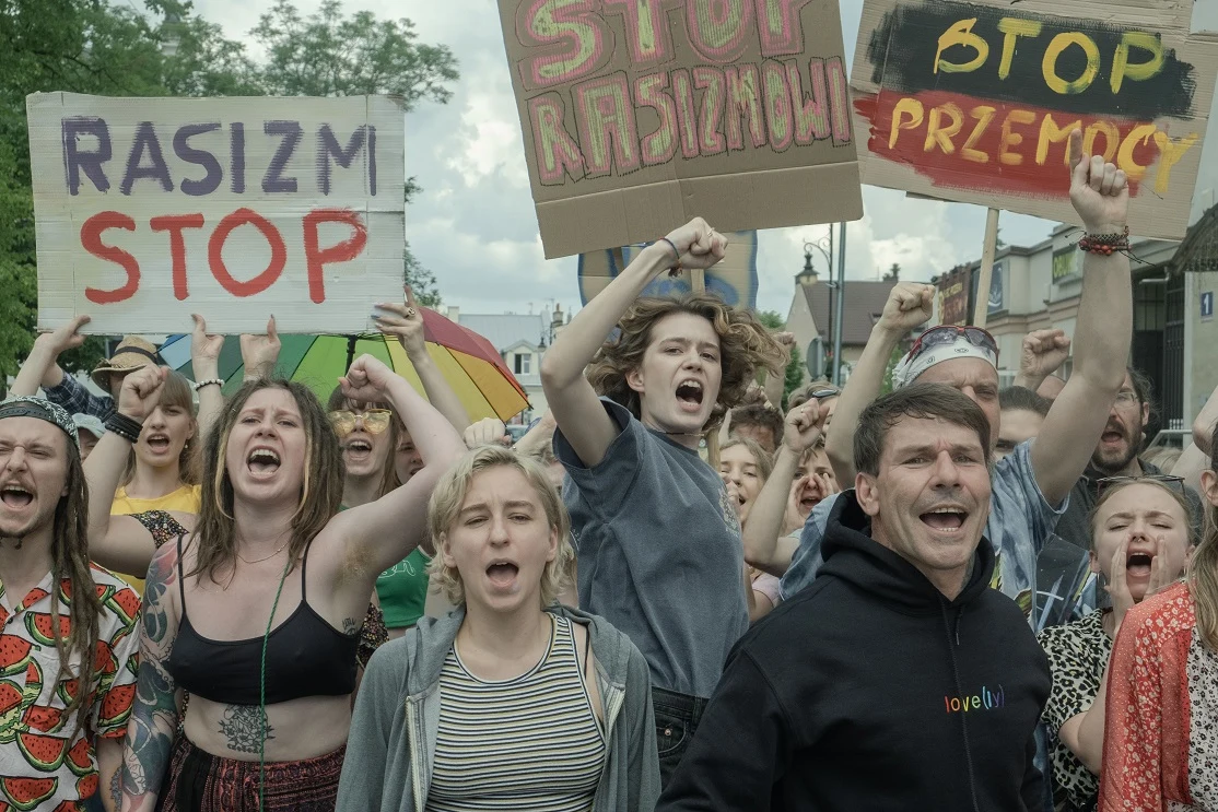 Na najnowszych fotosach: Romeo i Julia XXI wieku, czyli debiutująca na wielkim ekranie - Magda Maścianica jako wojująca feministka oraz Maciej Musiałowski w roli białostockiego narodowca.
