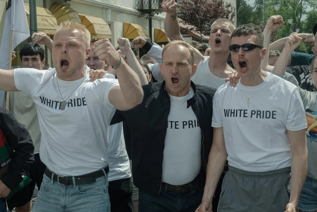 Wypełniając rozkazy charyzmatycznego lidera - Romana (Borys Szyc), Staszek i reszta kumpli angażują się w działania i akcje patriotyczne, które mają przydać organizacji należnego rozgłosu. Niestety większość z nich kończy się fiaskiem i totalną katastrofą... 