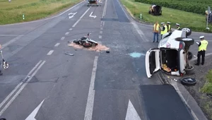 Motocykl uderzył w auto, wywracając je na bok!