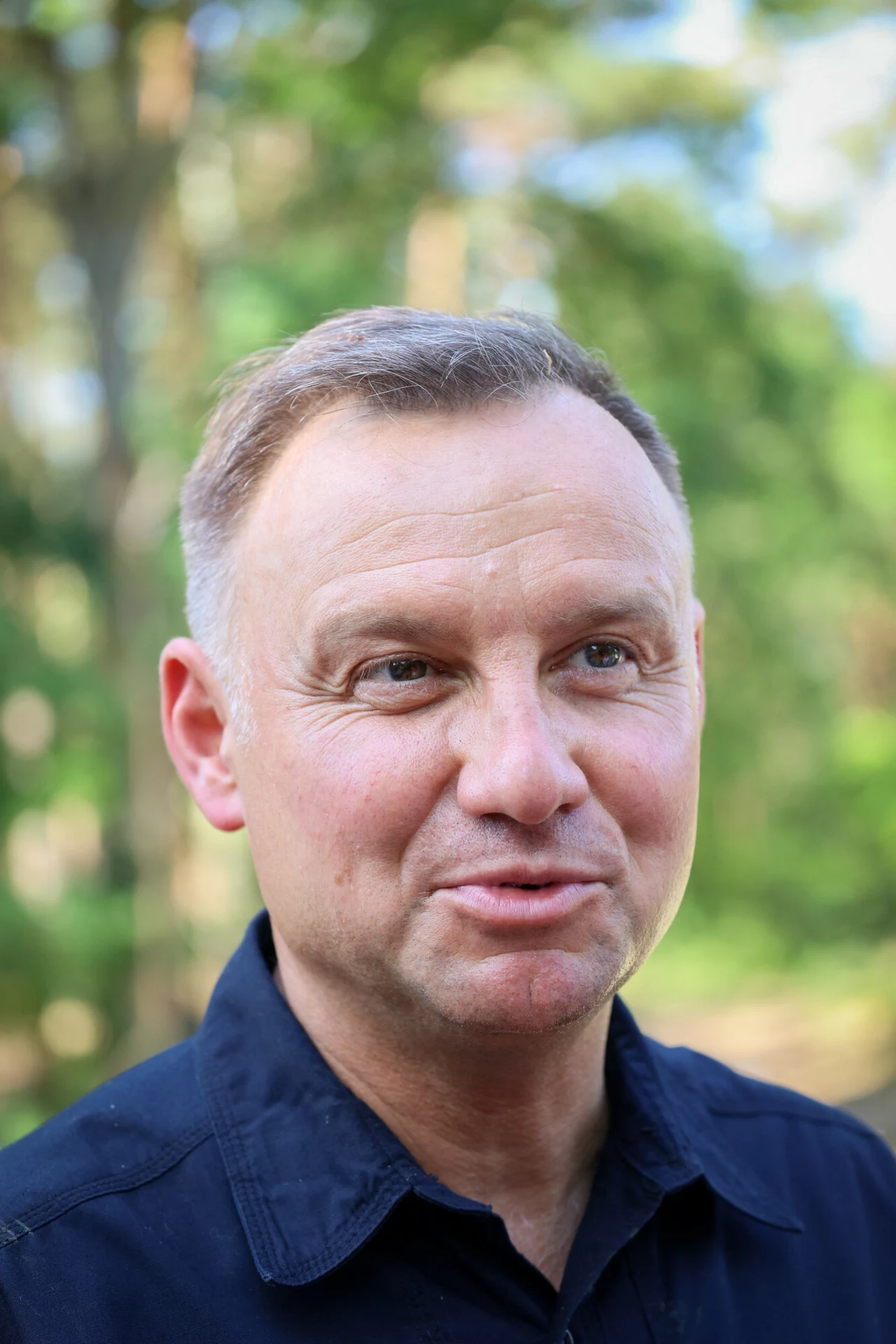 W tym roku akcja sprzątania odbyła się w trudnych warunkach, bo w ponad trzydziestostopniowym upale, ale zarówno Prezydent, jak i jego żona wykonali to zadanie z uśmiechem na twarzach.