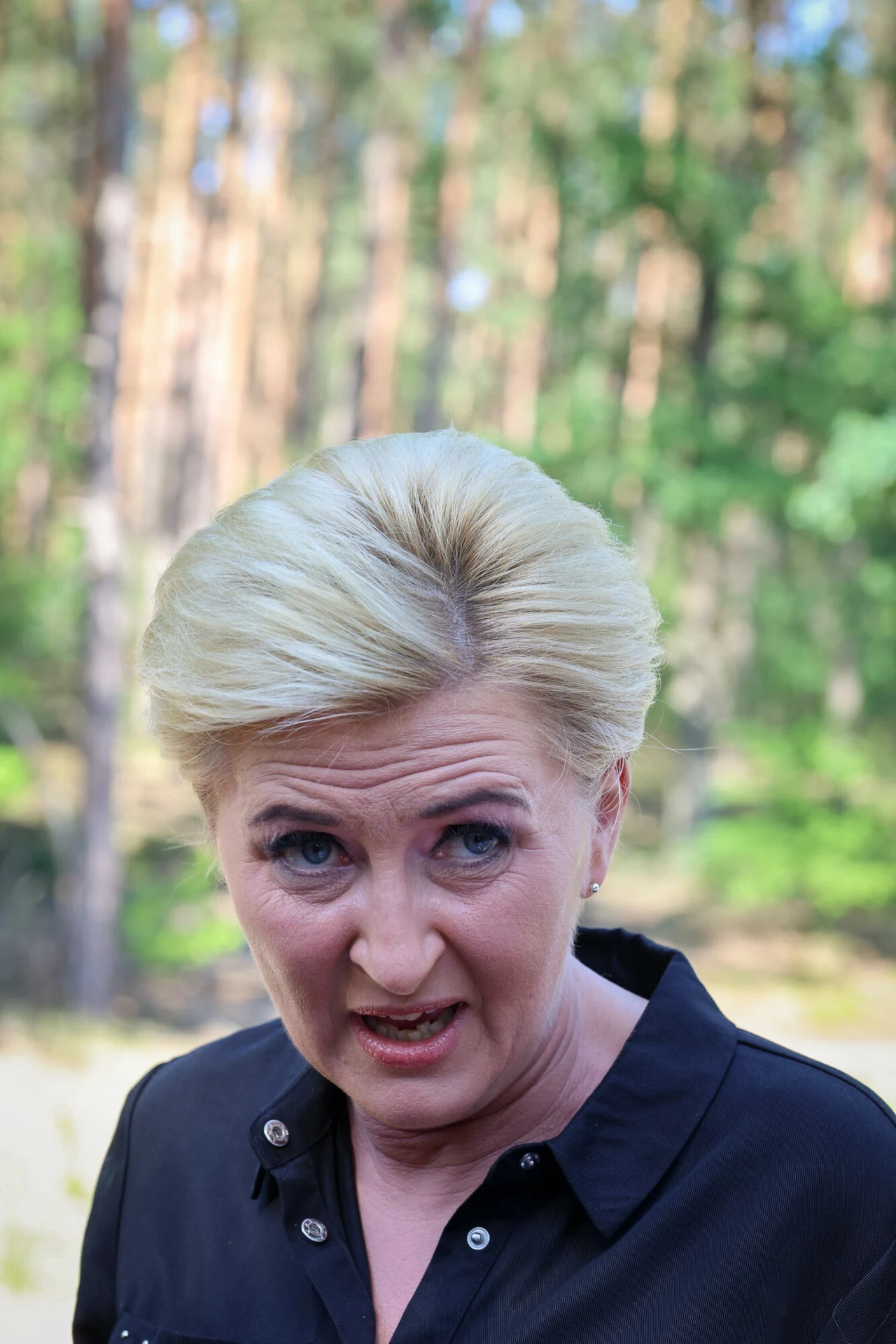 Prezydencka para chętnie udzielała wywiadów po skończonym sprzątaniu i apelowała o zachowanie czystości w takich miejscach jak lasy i inne środowiska naturalne.