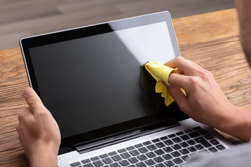Smugi, plamy i kurz - tego na ekranie laptopa chcemy unikać Smugi, plamy i kurz - tego na ekranie laptopa chcemy unikać