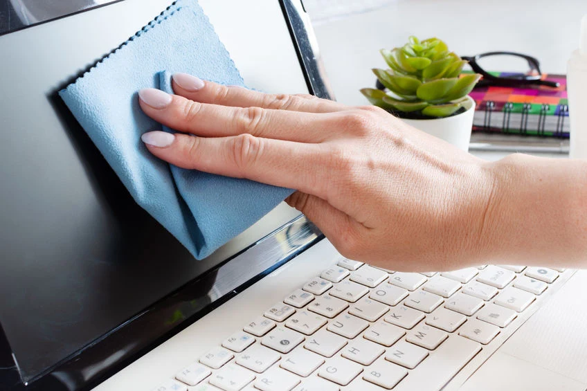 Regularnie usuwaj z ekranu laptopa ślady palców i kurz Regularnie usuwaj z ekranu laptopa ślady palców i kurz