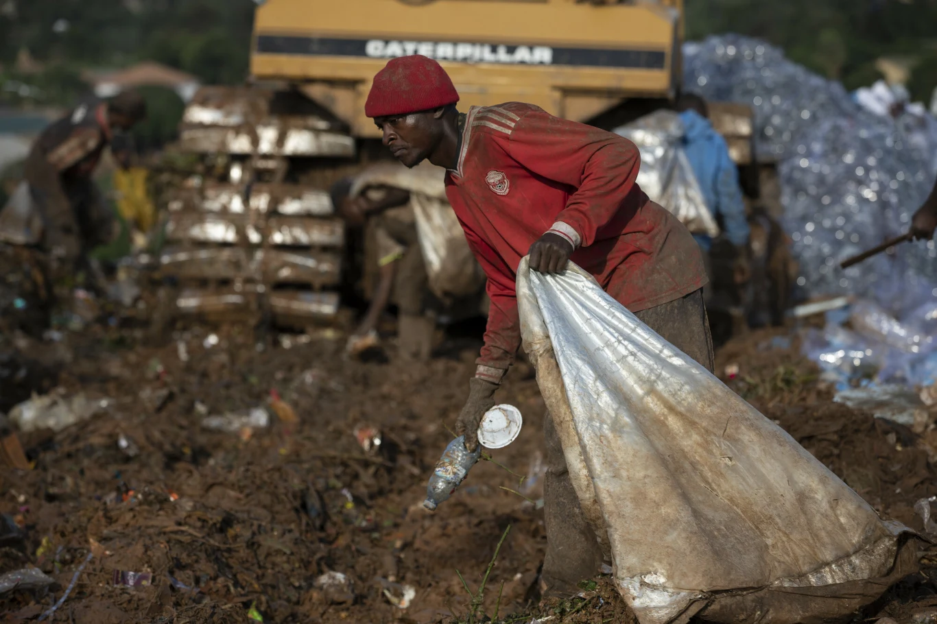 Codziennie na wysypisko przybywa od 800 do 1000 pracowników.