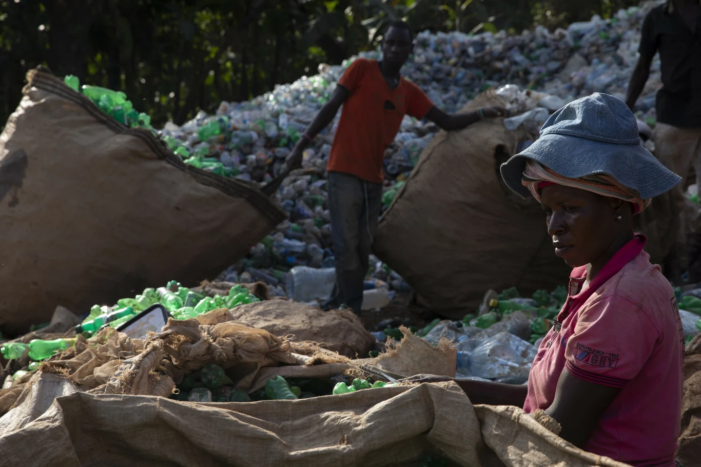 Tłumy biednych mieszkańców Kampali przybywają tutaj codziennie po to, by przeczesywać gołymi rękami hałdy odpadów w poszukiwaniu wszystkiego, co można przetworzyć.