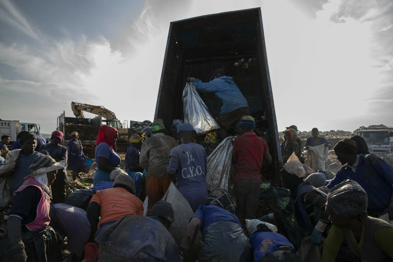 Szacuje się, że każdego dnia przywozi się tutaj 28 tys. ton śmieci.