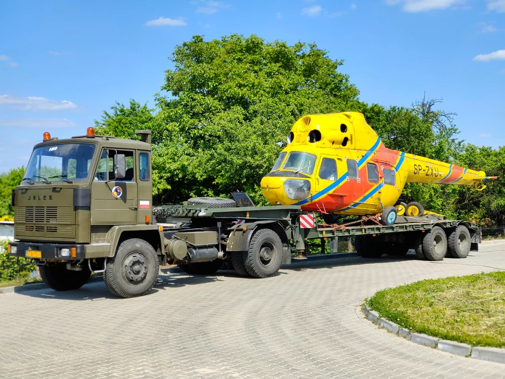 W akcji przewożenia legendarnego Mi-2 wzięła udział inna kultowa maszyna - Jelcz 417!