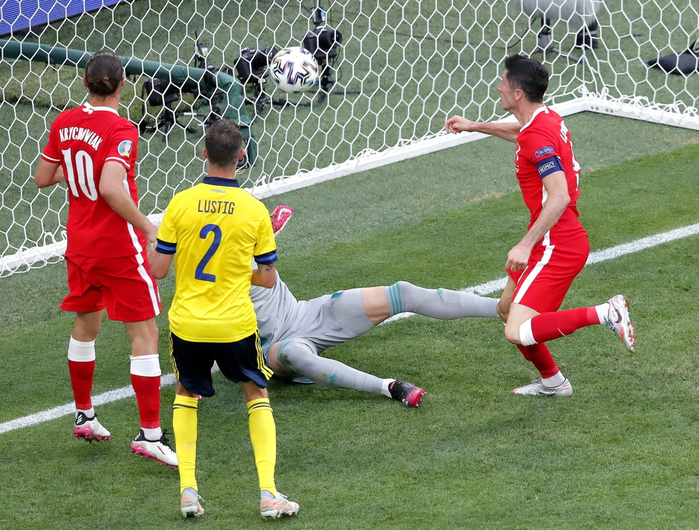 Robert Lewandowski z bliskiej odległości trafił w poprzeczkę