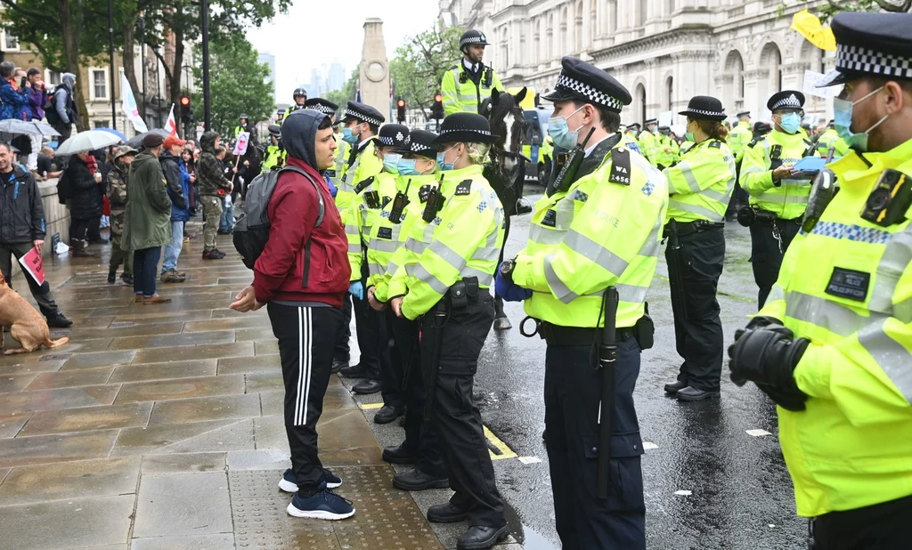 Protest w Londynie przeciwko opóźnieniom w pełnym zniesieniu lockdownu. Rząd przedłużył obostrzenia o cztery tygodnie z powodu znacznego wzrostu liczby przypadków Covid-19 w wariancie Delta Protest w Londynie przeciwko opóźnieniom w pełnym zniesieniu lockdownu. Rząd przedłużył obostrzenia o cztery tygodnie z powodu znacznego wzrostu liczby przypadków Covid-19 w wariancie Delta