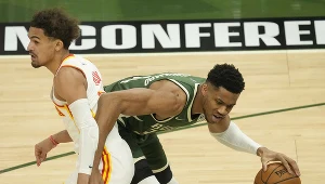 Trae Young (z lewe) i Giannis Antetokounmpo
