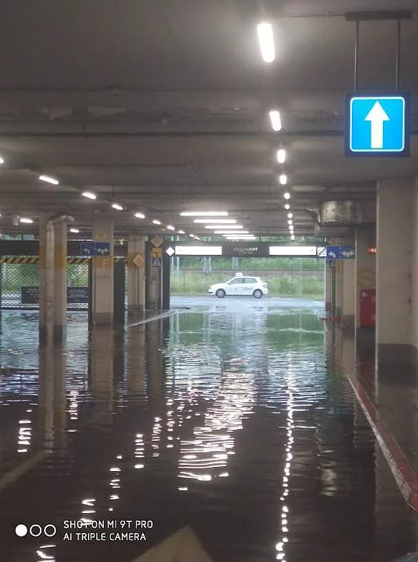Zalany parking stołecznej galerii handlowej Arkadia po przejściu nawałnicy Zalany parking stołecznej galerii handlowej Arkadia po przejściu nawałnicy