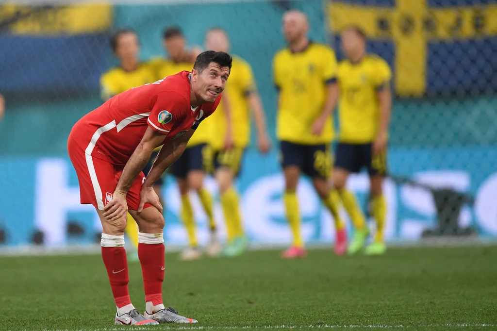 Robert Lewandowski, jak i cała reprezentacja Polski, zakończył start na Euro 2020, w fazie grupowej Robert Lewandowski, jak i cała reprezentacja Polski, zakończył start na Euro 2020, w fazie grupowej