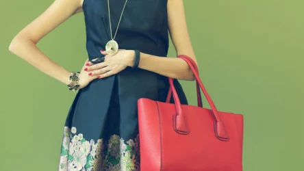 Niebieska sukienka i torebka o wyrazistej barwie to świetne połączenie na wiosnę czy lato 2024. Sprawdź, jakie kolory wizualnie odejmują lat. 