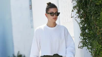 Hailey Bieber lubi sportowe stylizacje, nic dziwnego, bo sama jest bardzo aktywna i sporo trenuje. Kilka dni temu modelka wybrała się na poranną sesję treningową, ubrana w białą bluzę, zielone, krótkie getry i czarne klapki, które już od kilku lat są modowym hitem. 