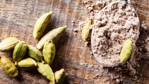 Szczypta dziennie, a może zrobić różnicę. Kardamon wraca do łask nie tylko w kuchni, ale też w codziennej profilaktyce zdrowia