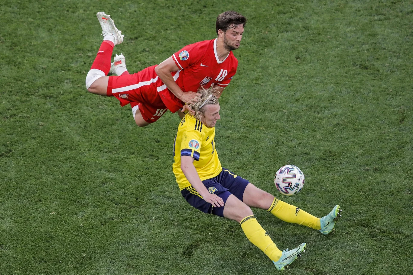 Bartosz Bereszynski w walce z Emilem Forsbergiem