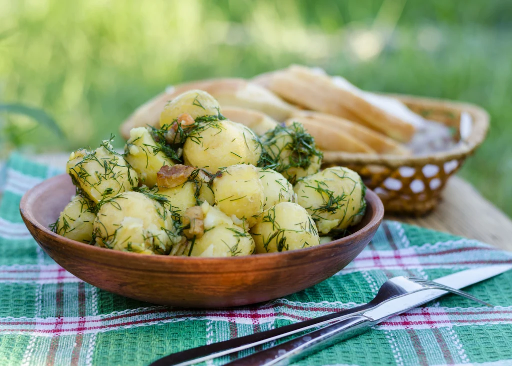 Ziemniaki ugotowane w skórkach i przestudzone a potem odgrzane mogą bezarnie jeść nawet cukrzycy Ziemniaki ugotowane w skórkach i przestudzone a potem odgrzane mogą bezarnie jeść nawet cukrzycy