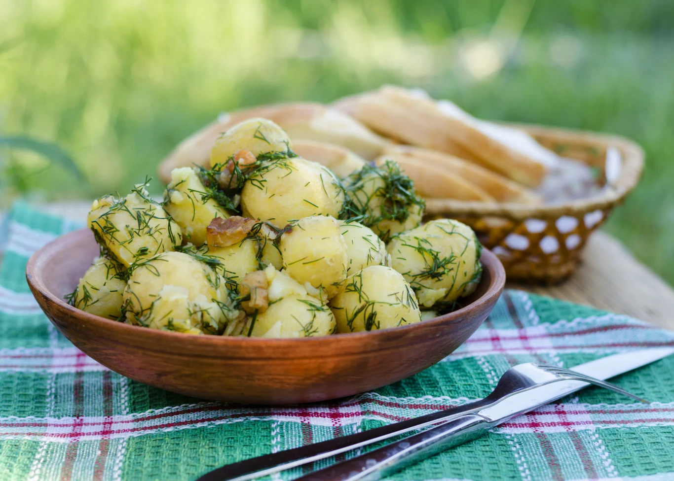 Ziemniaki ugotowane w skórkach i przestudzone a potem odgrzane mogą bezarnie jeść nawet cukrzycy Ziemniaki ugotowane w skórkach i przestudzone a potem odgrzane mogą bezarnie jeść nawet cukrzycy