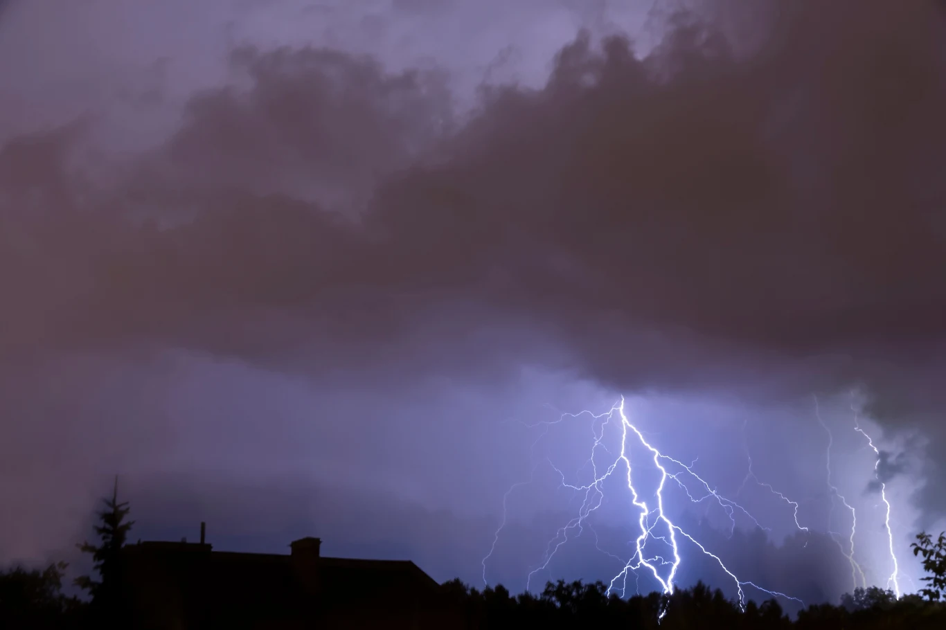 W czasie burz wzrasta ryzyko ciężkich zaostrzeń astmy
