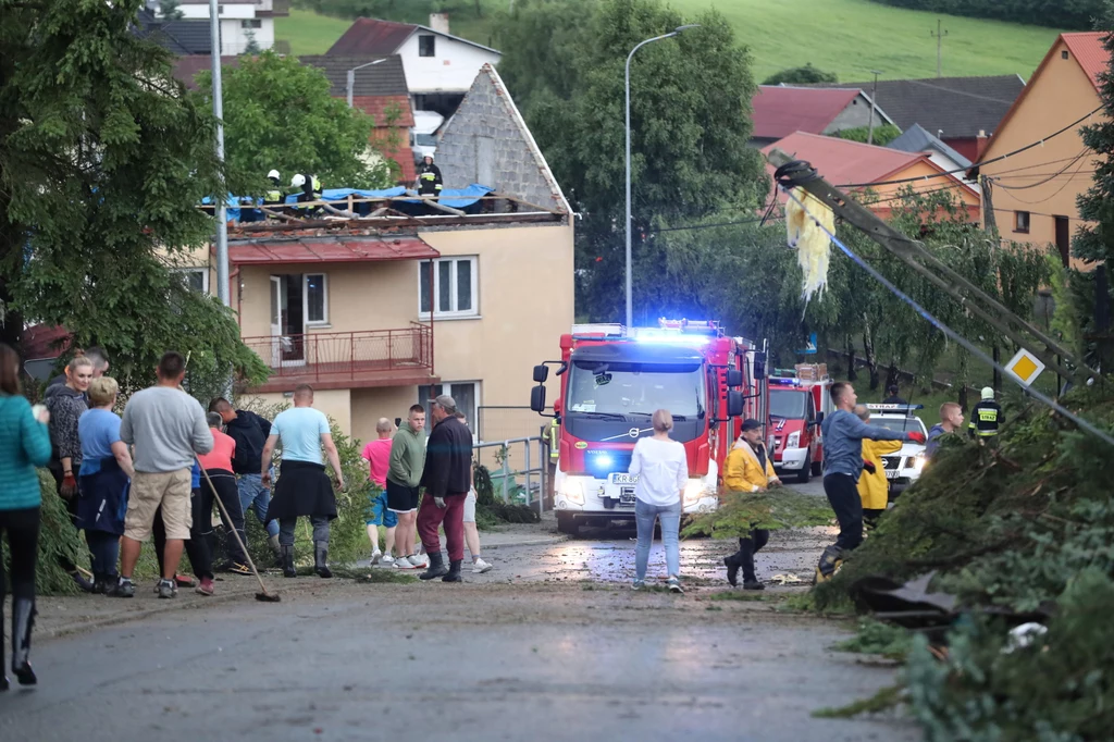 Szkody spowodowane przez trąbę powietrzną i grad we wsi Librantowa k. Nowego Sącza. Źródło: PAP