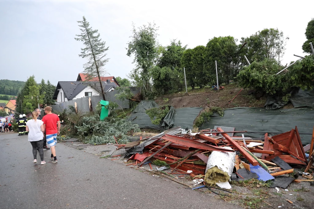 W czwartek w Małopolsce przechodzi gwałtowny front burzowy objawiający się ulewami i gradem, który w niektórych miejscach miał po kilka cm średnicy.