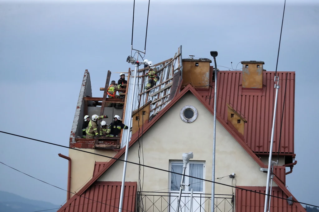 Gwałtowny front burzowy objawiający się ulewami i gradem, który przeszedł nad Małopolską poczynił największe szkody w południowej i północnej części regionu. 
