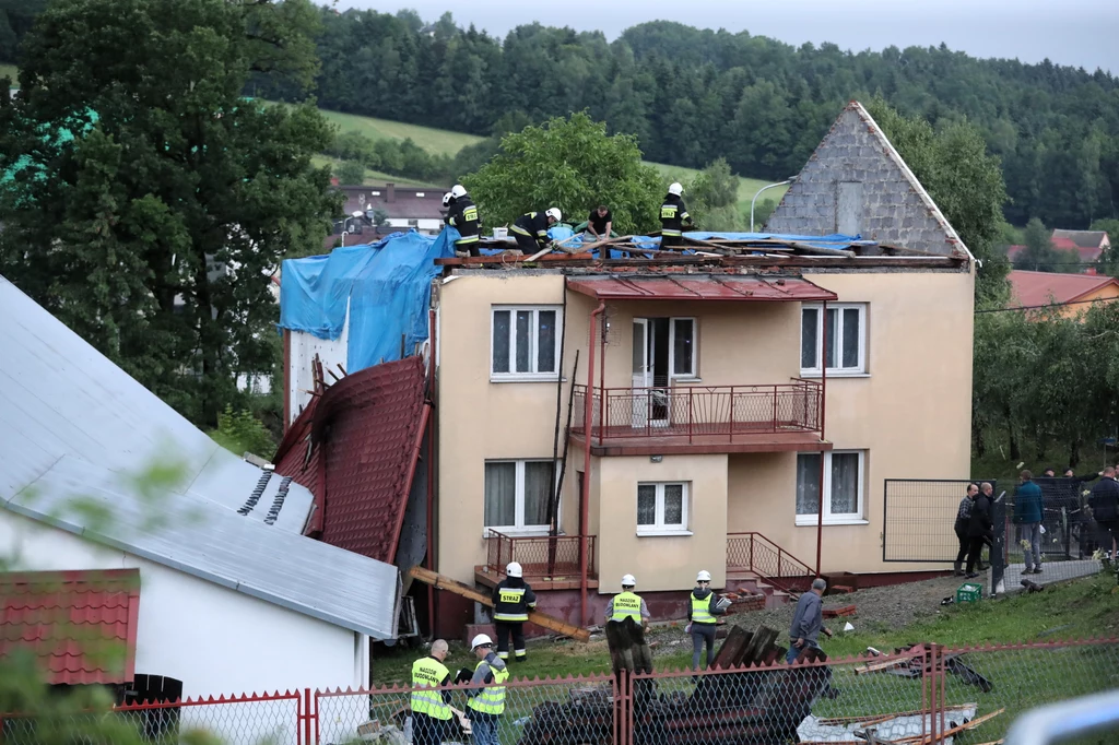 Jak poinformował w czwartek wieczorem wojewoda Łukasz Kmita, małopolska straż pożarna odnotowała do tej pory ponad 300 interwencji. Najwięcej - 84 w powiecie nowosądeckim i 80 w powiecie olkuskim.