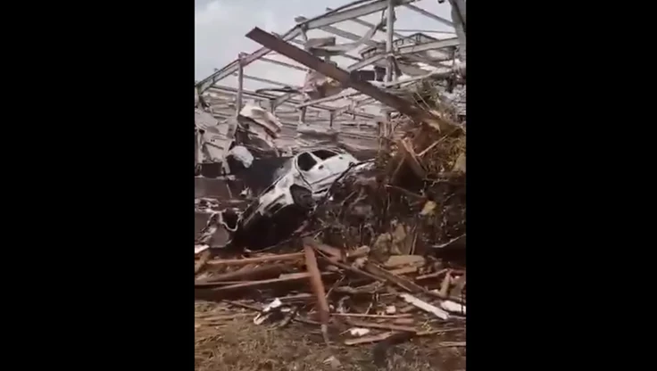 Zniszczenia po tornadzie w Czechach. Zniszczenia po tornadzie w Czechach.