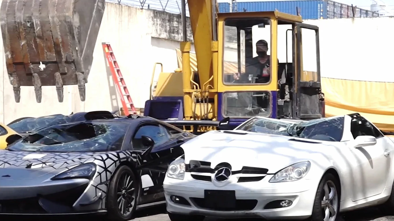 Aby przekaz był skuteczny, zniszczono takie okazy jak McLaren 620R, Bentley Flying Spur, Porsche 911, Mercedes SLK, Lotus Elise, Hyundai Genesis i Toyota Solara.