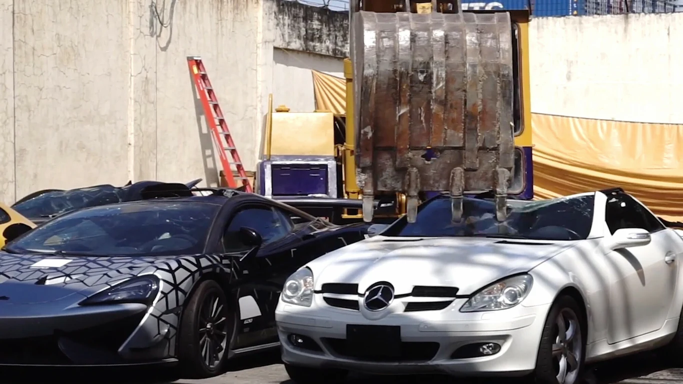 Celnicy zebrali więc 21 samochodów o największej wartości i demonstracyjnie obrócili je w perzynę.