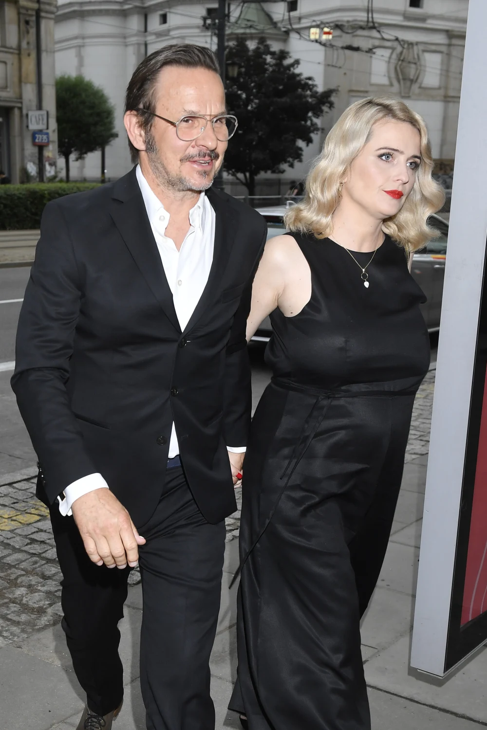 Bartłomiej Topa z partnerką na premierze filmu "Miasto"