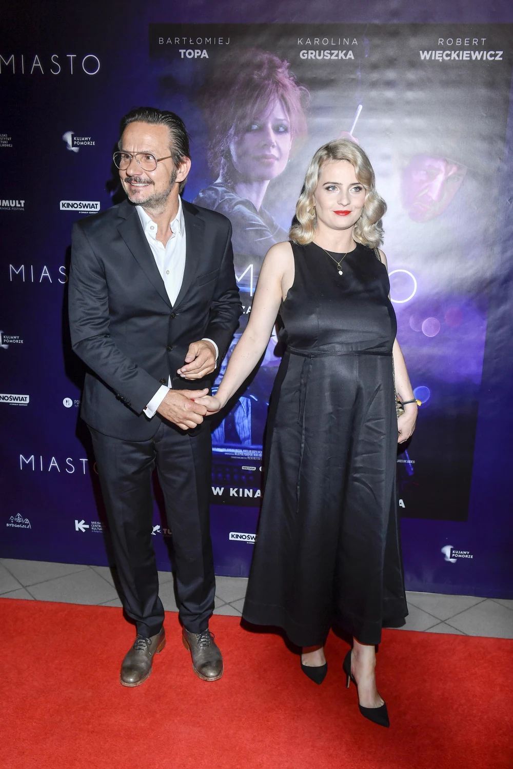 Bartłomiej Topa z partnerką na premierze filmu "Miasto" Bartłomiej Topa z partnerką na premierze filmu "Miasto"