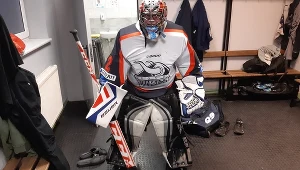 Paweł Czado, dziennikarz Interii, w stroju hokejowego bramkarza 