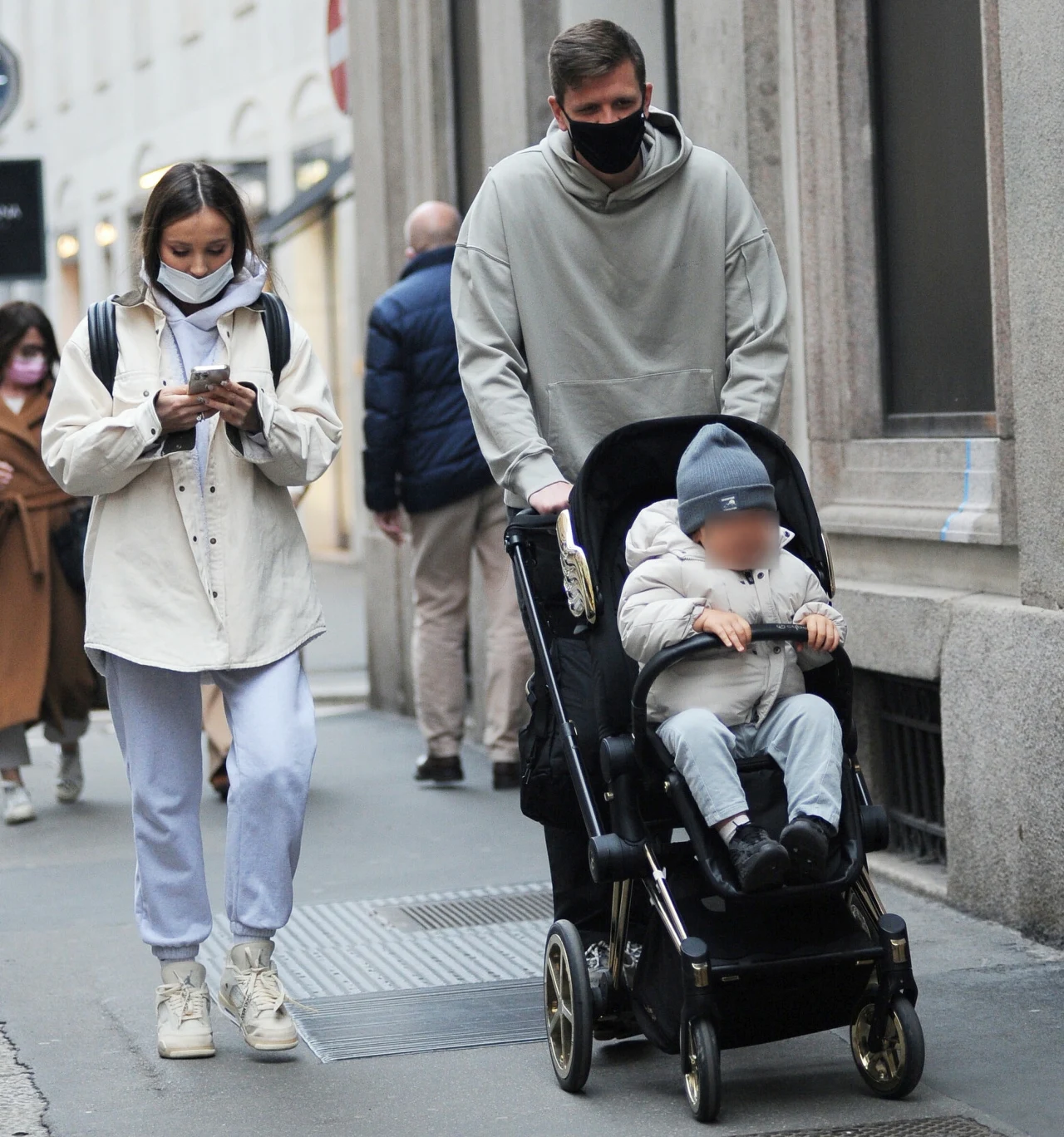 Marina Szczęsna i Wojtek Szczęsny z małym Liamkiem Marina Szczęsna i Wojtek Szczęsny z małym Liamkiem
