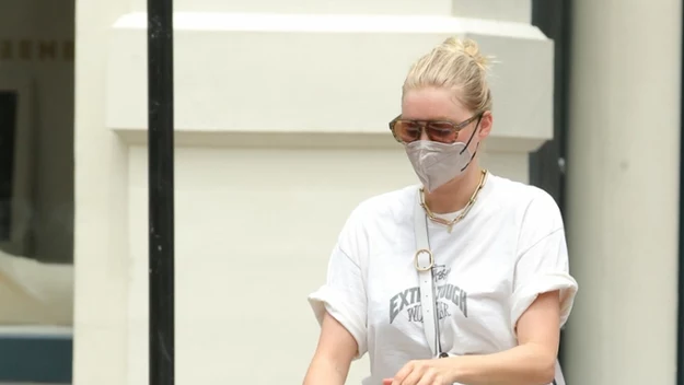 W tym tygodniu paparazzi przyłapali Elsę i jej męża na spacerze z córką po nowojorskim Soho. Topmodelka ubrana była w biały t-shirt, niebieskie, sportowe buty i pasiaste, szerokie spodnie. Choć Elsa jest fanką spektakularnych kreacji, widać, że teraz wygoda jest dla niej najważniejsza. 