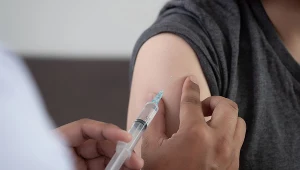 Szczepionka na czerniaka została podana pierwszej osobie na świecie; w planach są kolejne preparaty przeciwko nowotworom