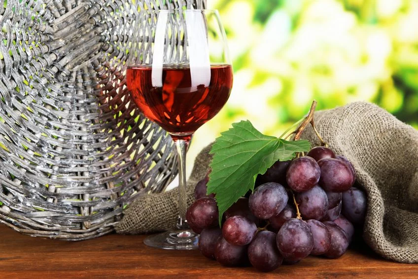Antocyjany można znaleźć między innymi w czerwonym winie i ciemnych winogronach